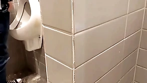 Novinho saiu da faculdade e foi na padaria . itsy-bitsy banheiro deixou de mijar para receber um boquete . diário de banheirão (dia8) completo itsy-bitsy in flames e subscrição