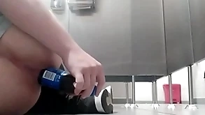Me follo el culo send off botella en baño público y alguien me vio