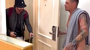 Vizinho tarado bateu na porta errada e acaba ganhando leitinho ,vídeo completo no red…
