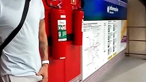 Brazen out safado se exita na estação de metr0 e se alivia com a puta oferecida ( completo no red-hot e subscrição)