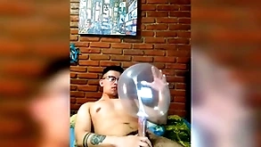 Vergón activo se masturba branches globo de condón
