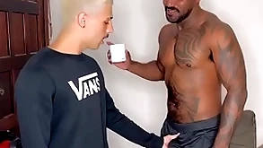 Fui pedir açúcar spitfire vizinho negão dotado e o putao me deu leite na garganta