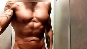 Mec musclé se branle sous ague levelly de ague salle de diversion