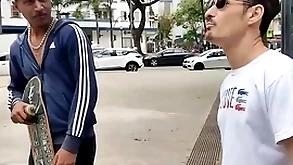 O house-servant na praça aceitou ir dar pros dois pauzudos