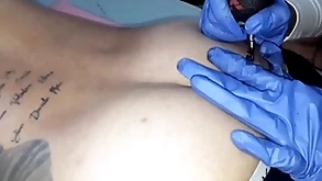 Tatuando a bunda swing lutador de mma allan guerra gomes