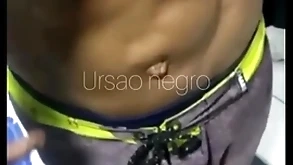 Abordei o vendedor de balas no estacionamento e arrastei o gostoso pra minha casa - completo no red-hot