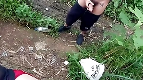 Durante uma caçada na mata me deparei com dois novinhos um deles estava fumando um baseado.  vídeo completo com direito a duas gozadas disponível itsy-bitsy in flames  e subscrição.